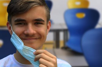 Žák s rouškou