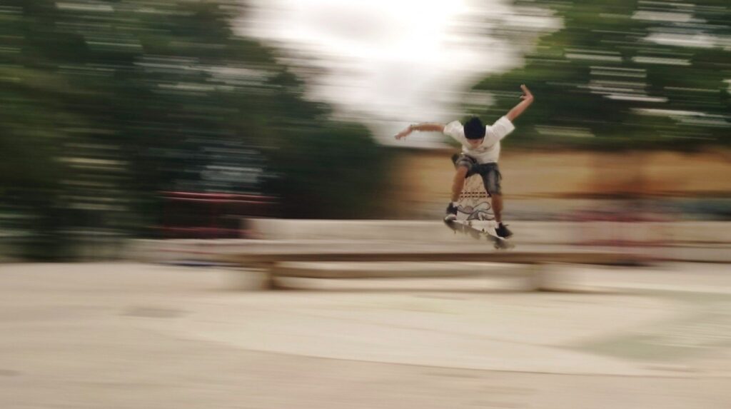 Muž se skateboardem: Zdroj náhledového obrázku visualhunt.com