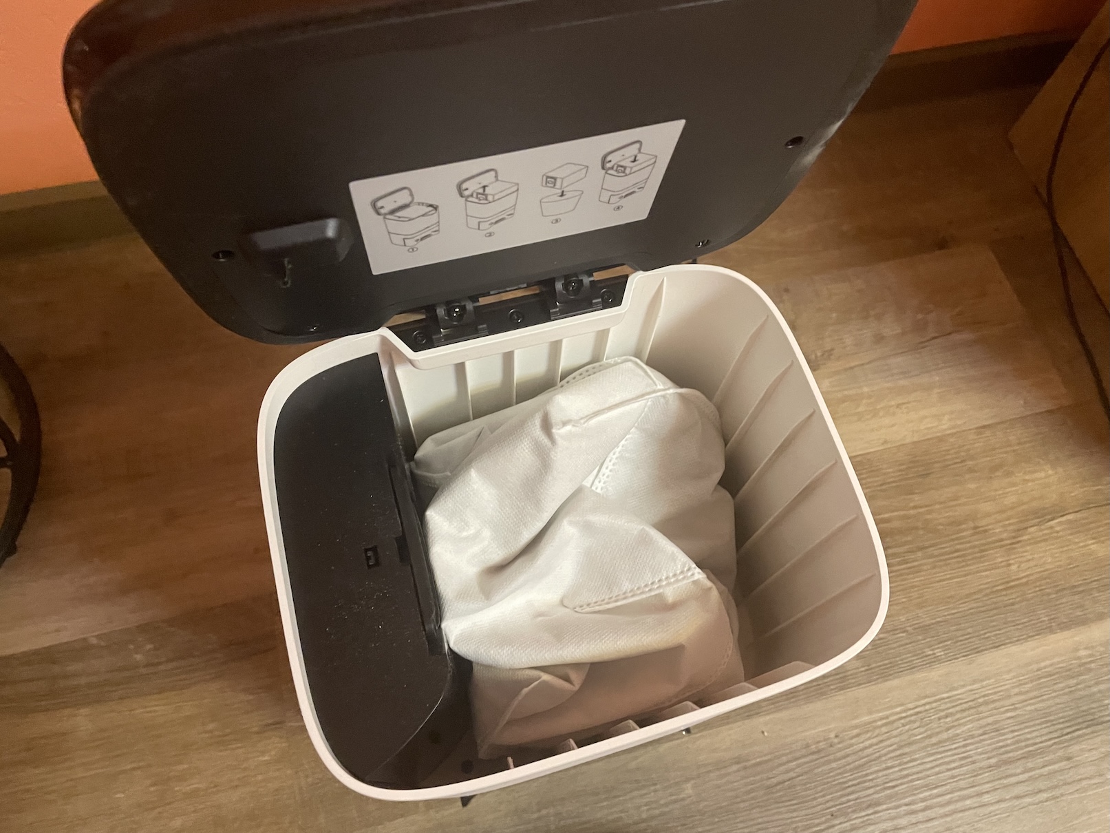 Koš a dokovací stanice