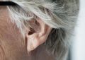 Ucho postaršího pána s vlasy
