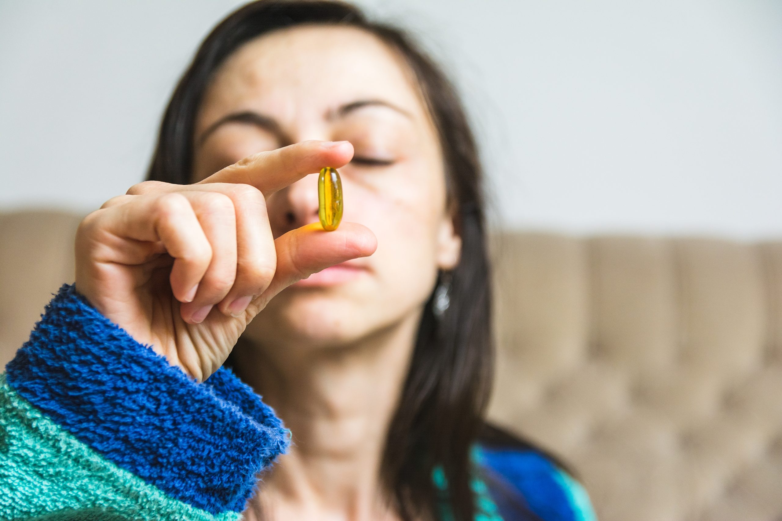žena drží vitamín B6