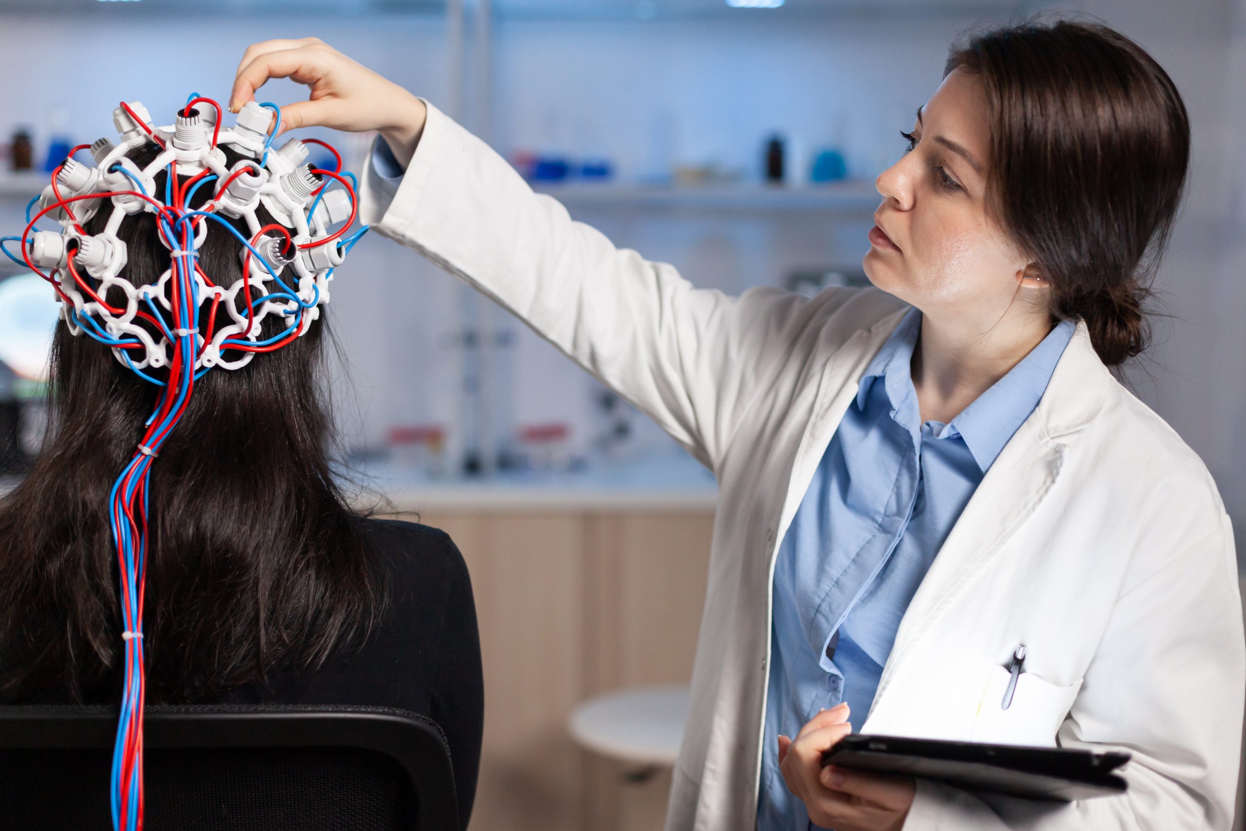 neuroložka vyšetřuje mozek pacientky